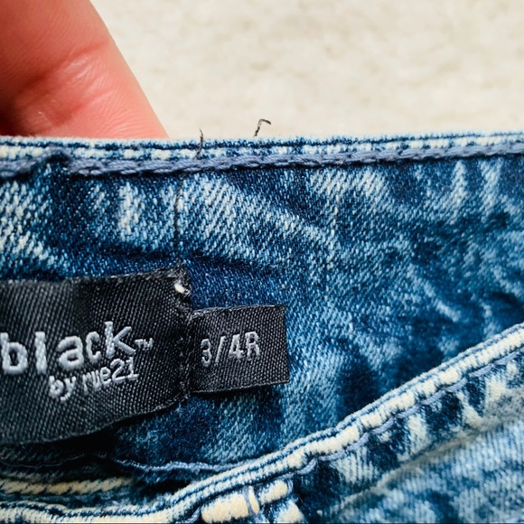 Juniors- Acid Wash Jeans - Picture 4 of 5